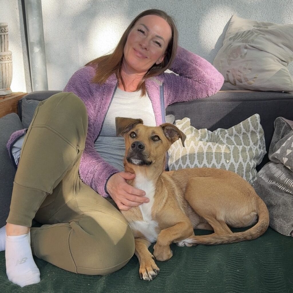 Doreen mit ihrer Tierschutzhündin Motte nach der Adoption – gemeinsamer Alltag trotz Herzwurm-Diagnose