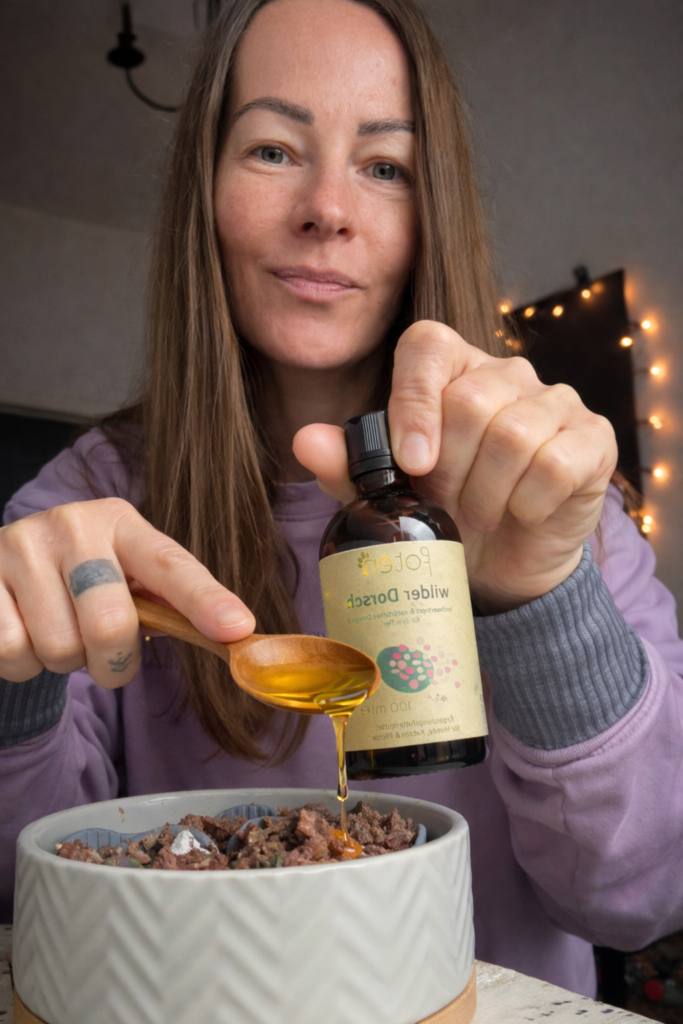 Omega 3 Öl für Hunde wird ins Futter gegeben - Ergänzung für gesunde Hundeernährung